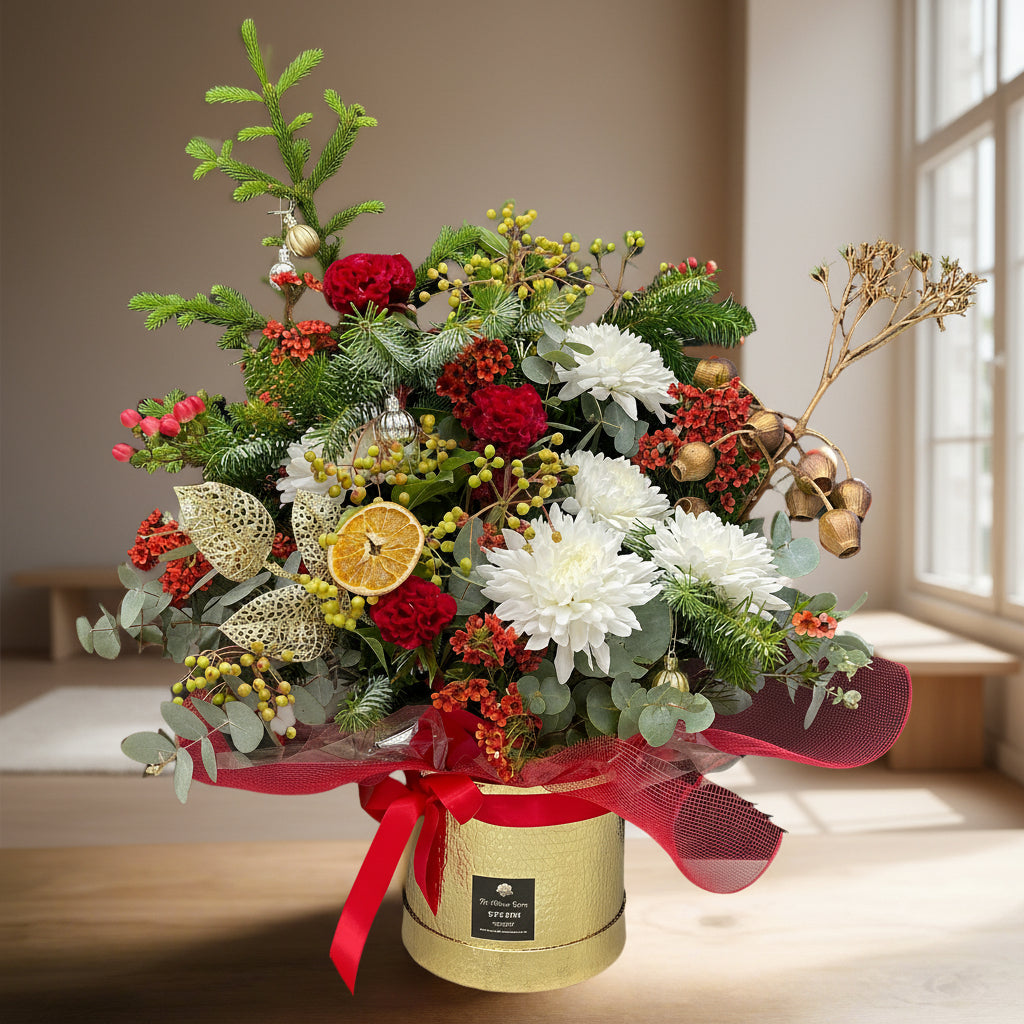 Christmas Table Arrangement - The Bloom Room 